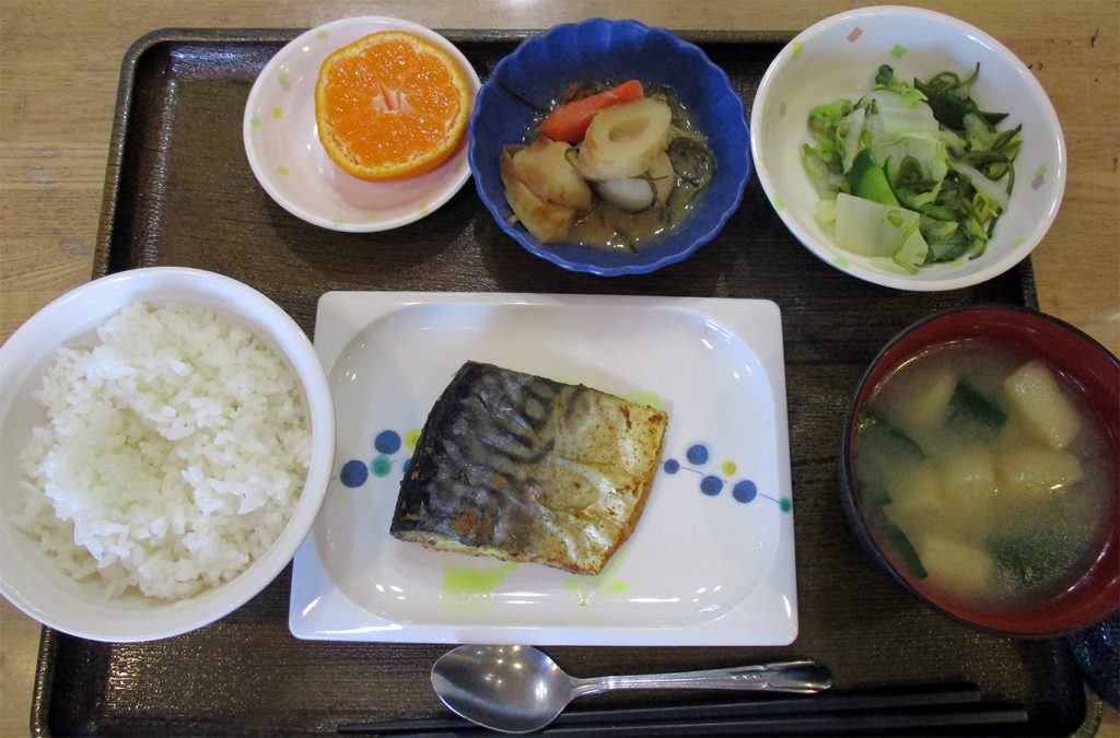 きょうのお昼ごはんは、鯖のカレー風味焼き、青じそ和え、煮物、みそ汁、果物でした。