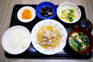 きょうのお昼ごはんは、豚肉と大根のゆずみそ煮、和え物、ひじきの酢の物、みそ汁、果物でした。