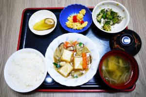 きょうのお昼ごはんは、厚揚げのあんかけ煮、ごま和え、炒り卵、みそ汁、果物でした。