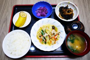 きょうのお昼ごはんは、肉野菜炒め、ひじき煮、ゆかり和え、みそ汁、果物でした。