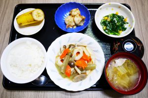 きょうのお昼ごはんは、炊き合わせ、和え物、里芋のおかかポン酢和え、みそ汁、果物でした。