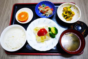 きょうのお昼ごはんは、挽肉とキャベツの重ね蒸し、かぼちゃサラダ、ナムル、みそ汁でした。