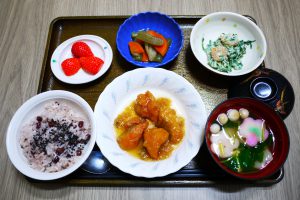 きょうのお昼ごはんは、お赤飯、鮭のみぞれ煮、えびと春菊の白和え、含め煮、お吸い物、くだものでした。