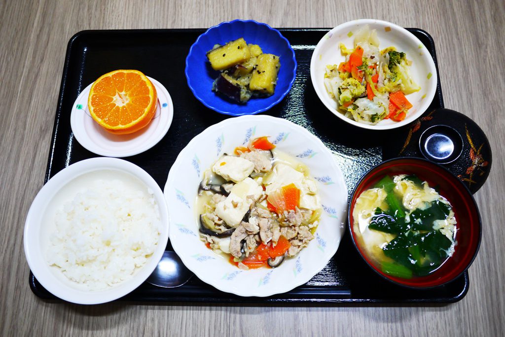 きょうのお昼ごはんは、肉豆腐、梅おかか和え、大学芋煮、みそ汁、果物でした。