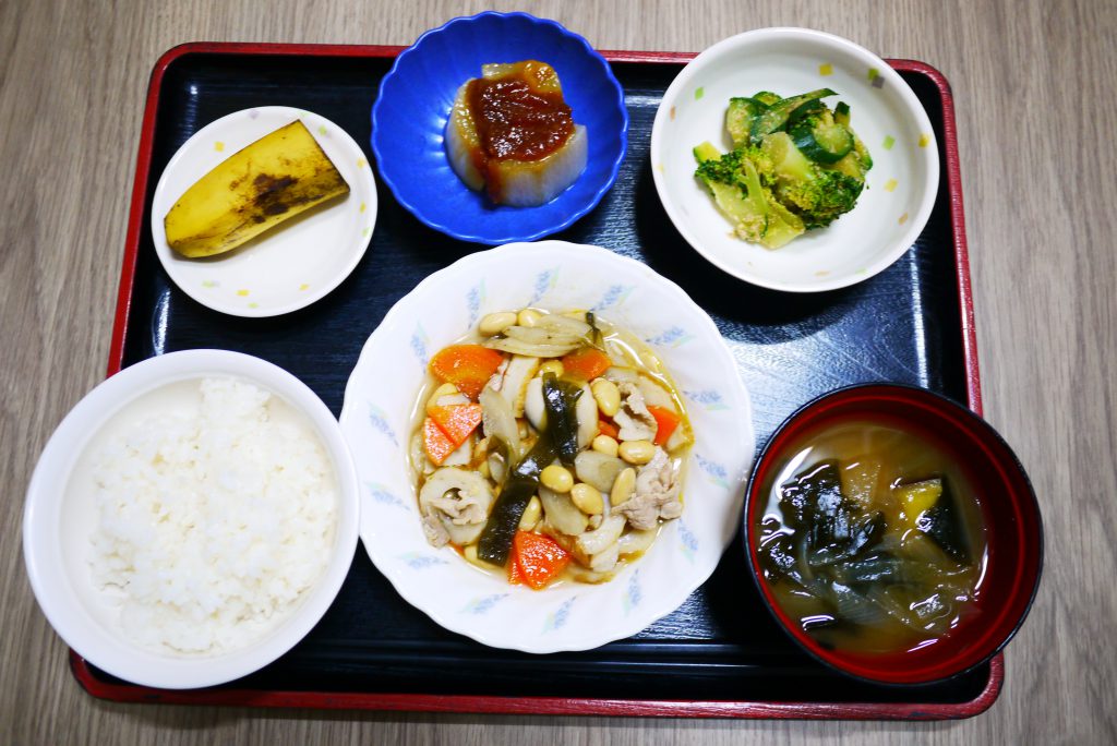 　きょうのお昼ごはんは、大豆五目煮、和え物、ふろふき大根、みそ汁、果物です。