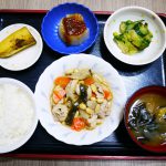 　きょうのお昼ごはんは、大豆五目煮、和え物、ふろふき大根、みそ汁、果物です。