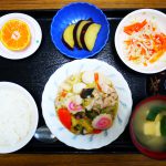 きょうのお昼ごはんは、八宝菜、ナムル、さつま芋煮、みそ汁、果物でした。