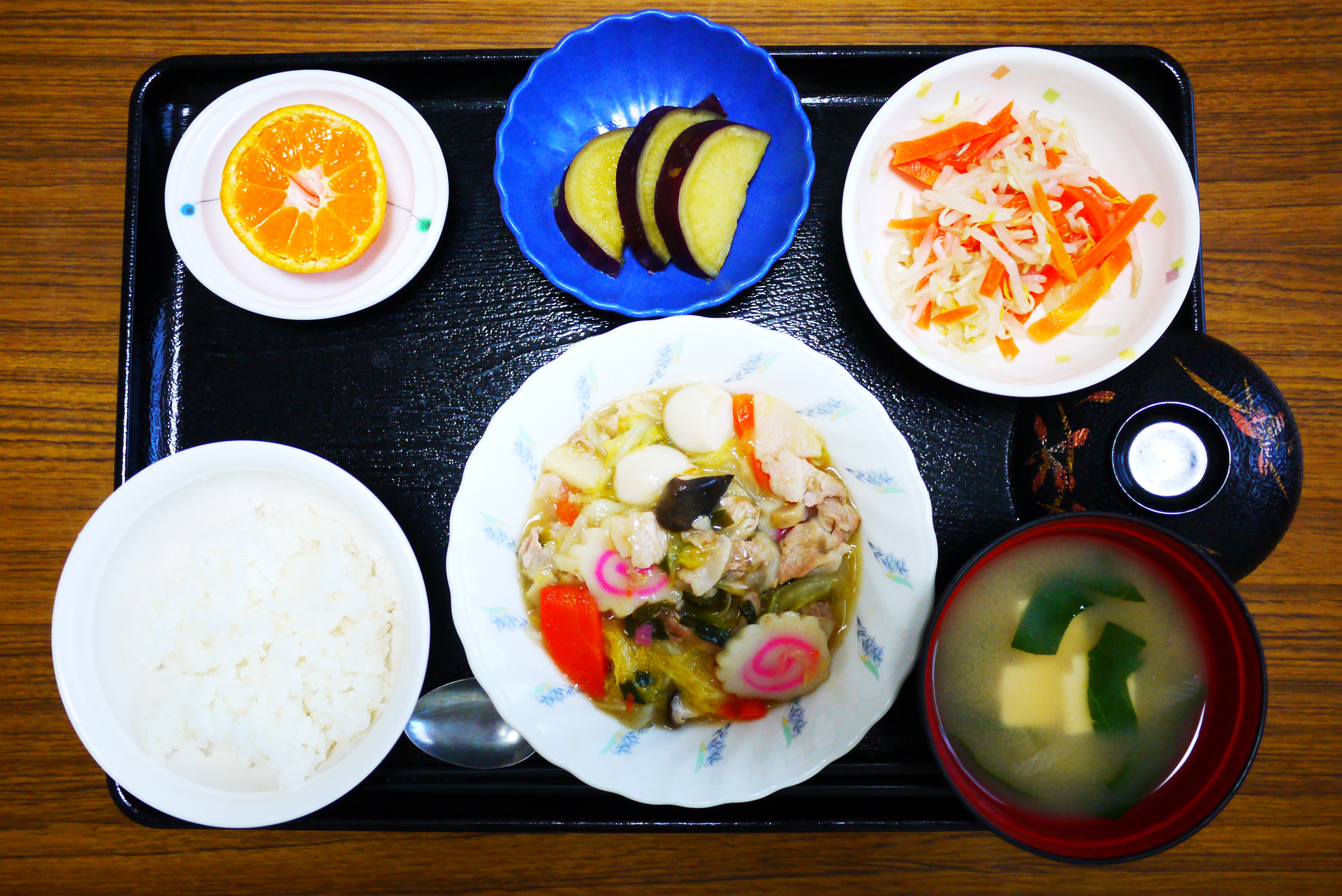 きょうのお昼ごはんは、八宝菜、ナムル、さつま芋煮、みそ汁、果物でした。