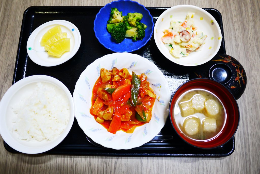 きょうのお昼ごはんは、鶏肉のトマト煮、ポテトサラダ、花野菜、みそ汁、果物でした。