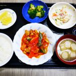 きょうのお昼ごはんは、鶏肉のトマト煮、ポテトサラダ、花野菜、みそ汁、果物でした。