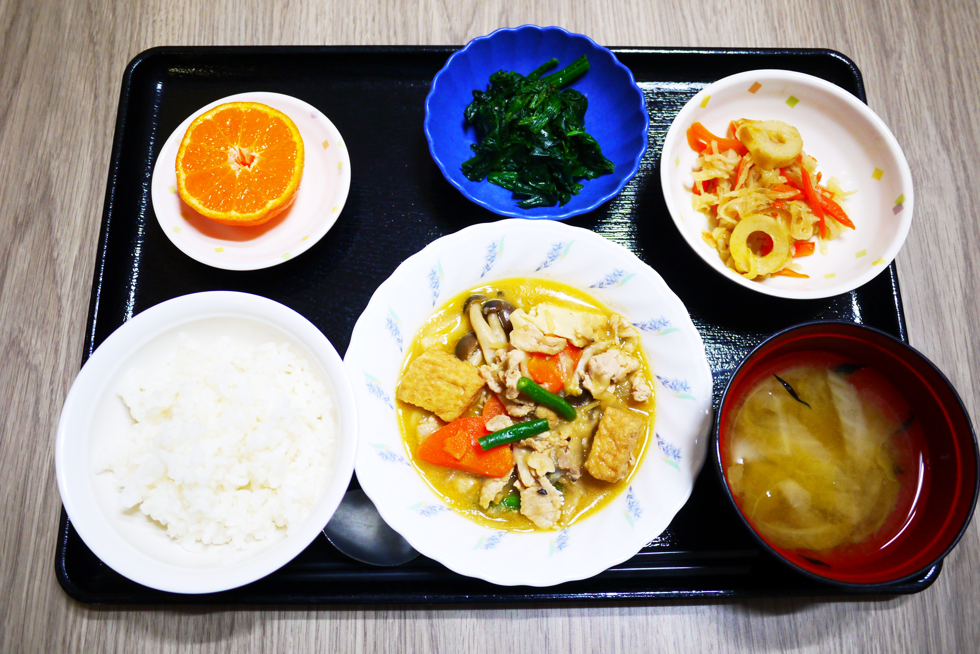 きょうのお昼ごはんは、豚肉と厚揚げのみそ炒め、和え物、切り干し煮、みそ汁、果物でした。