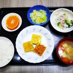 きょうのお昼ごはんは、五目卵焼き、サラダ、くずあん、みそ汁、果物でした。