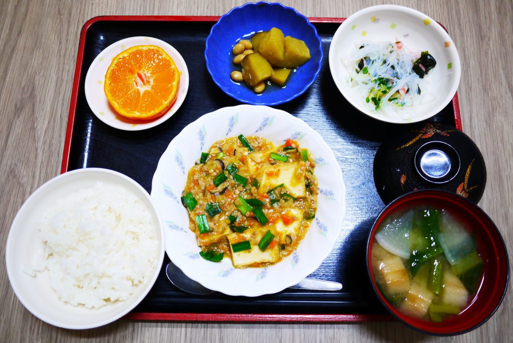 きょうのお昼ごはんは、家常豆腐、春雨の酢の物、煮物、みそ汁、果物でした。