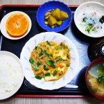 きょうのお昼ごはんは、家常豆腐、春雨の酢の物、煮物、みそ汁、果物でした。