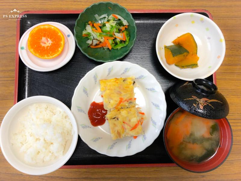 今日のお昼ごはんは、ツナハンバーグ、塩昆布和え、含め煮、みそ汁、果物でした。