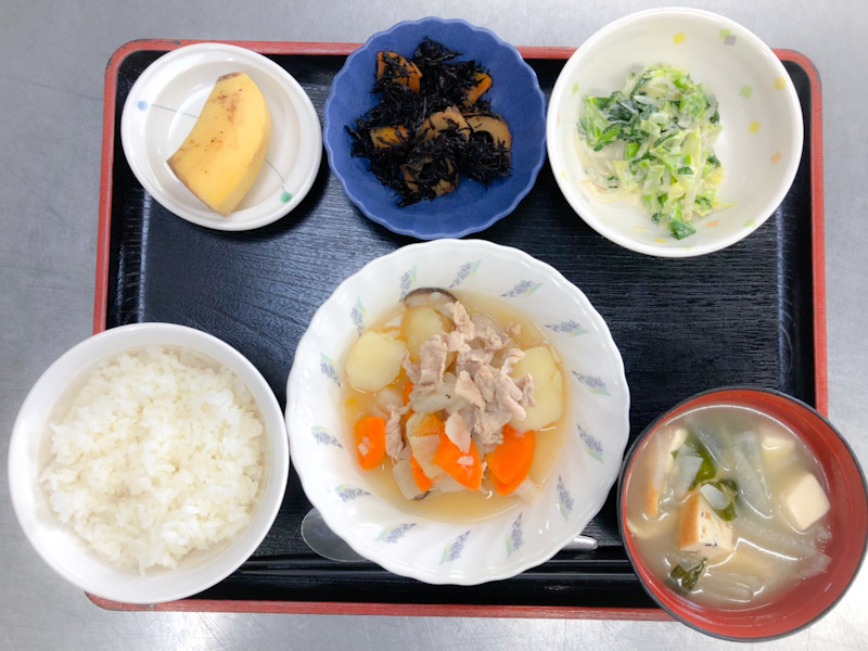 今日のお昼ごはんは、肉じゃが、みそマヨ和え、ひじき煮、みそ汁、果物でした。