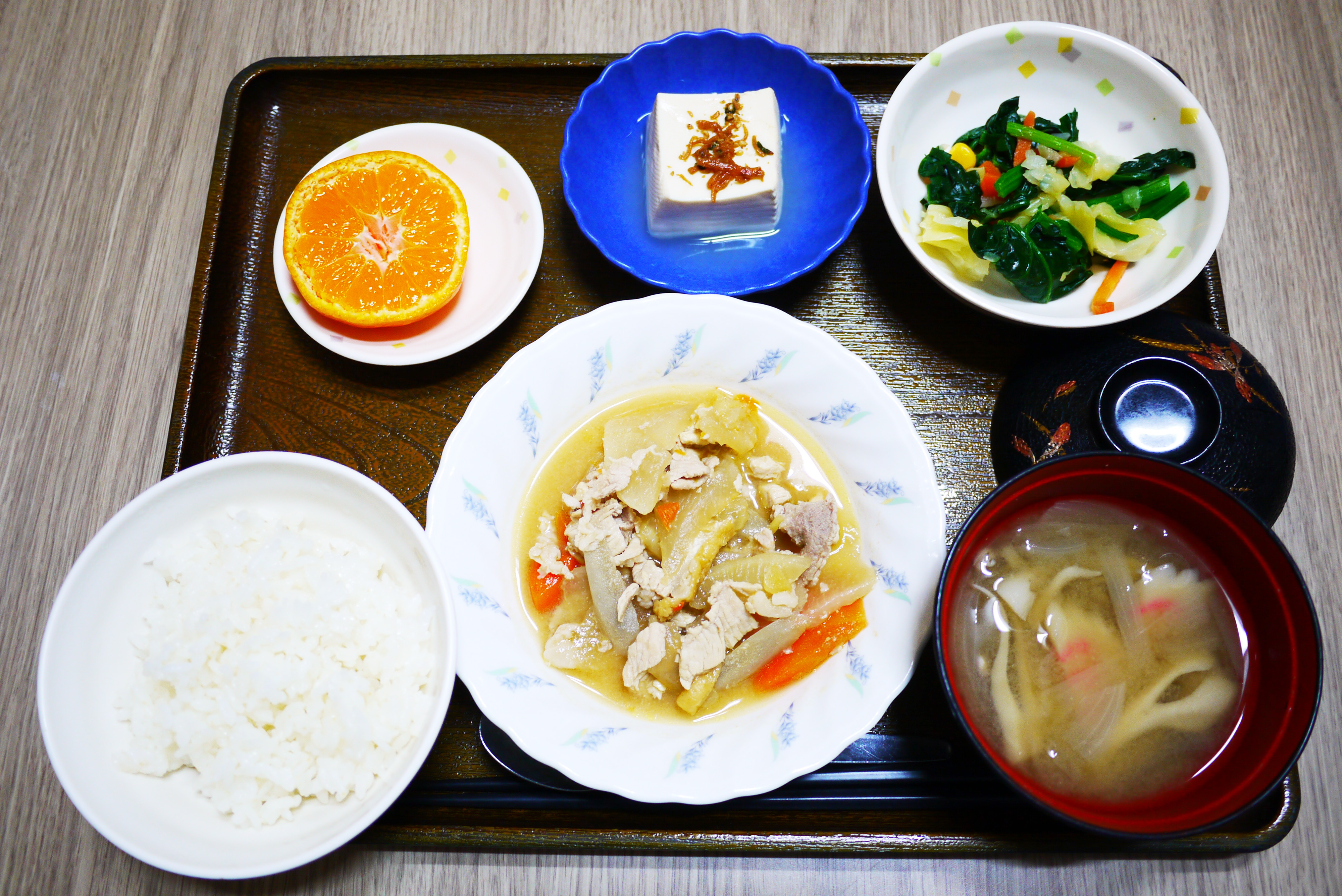 きょうのお昼ごはんは、鶏肉と根菜のみそ煮込み、和え物、煮奴、みそ汁、果物でした。