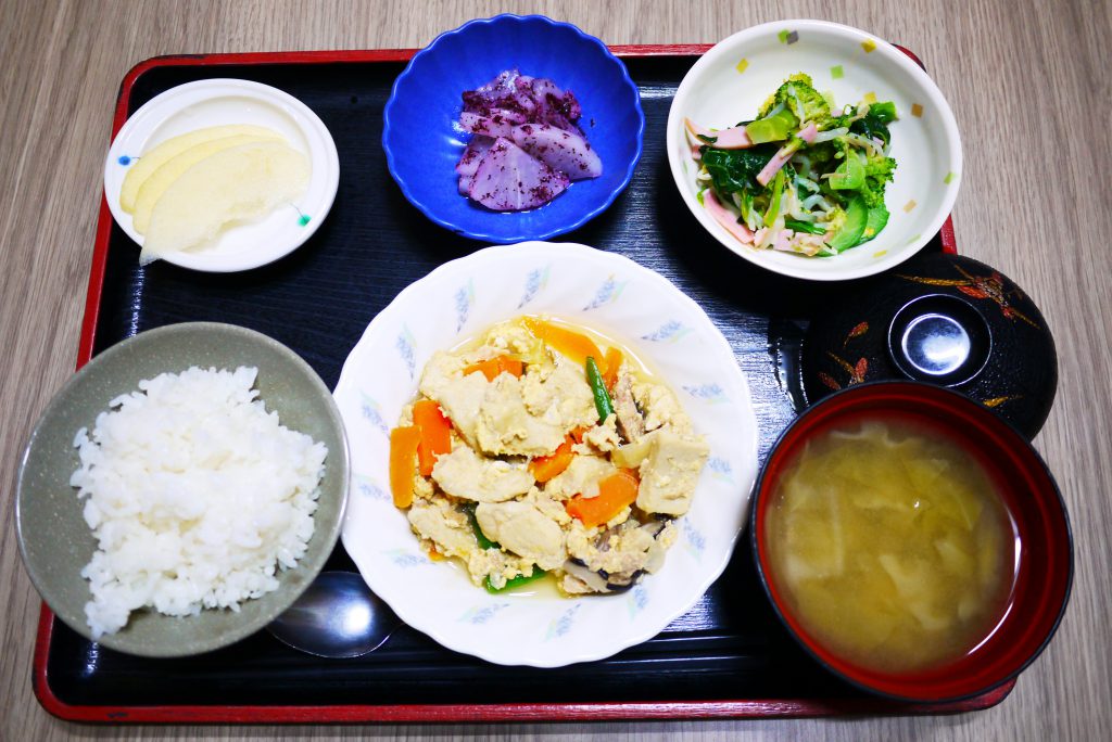 きょうのお昼ごはんは、ツナと高野豆腐の卵とじ、和え物、ゆかり大根、みそ汁、果物でした。