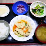 きょうのお昼ごはんは、ツナと高野豆腐の卵とじ、和え物、ゆかり大根、みそ汁、果物でした。