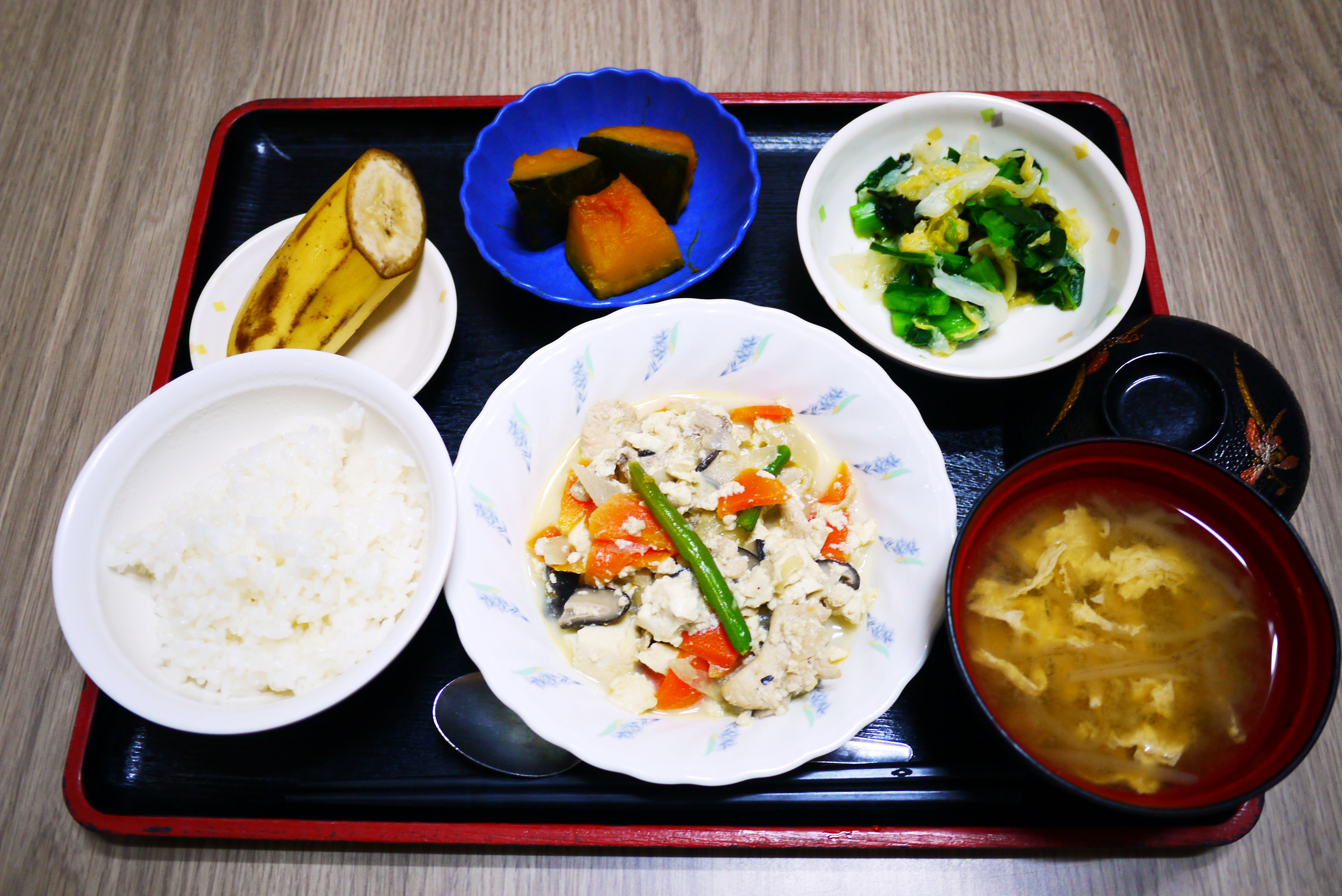 きょうのお昼ごはんは、炒り豆腐、焼きのり和え、かぼちゃ煮、みそ汁、果物でした。