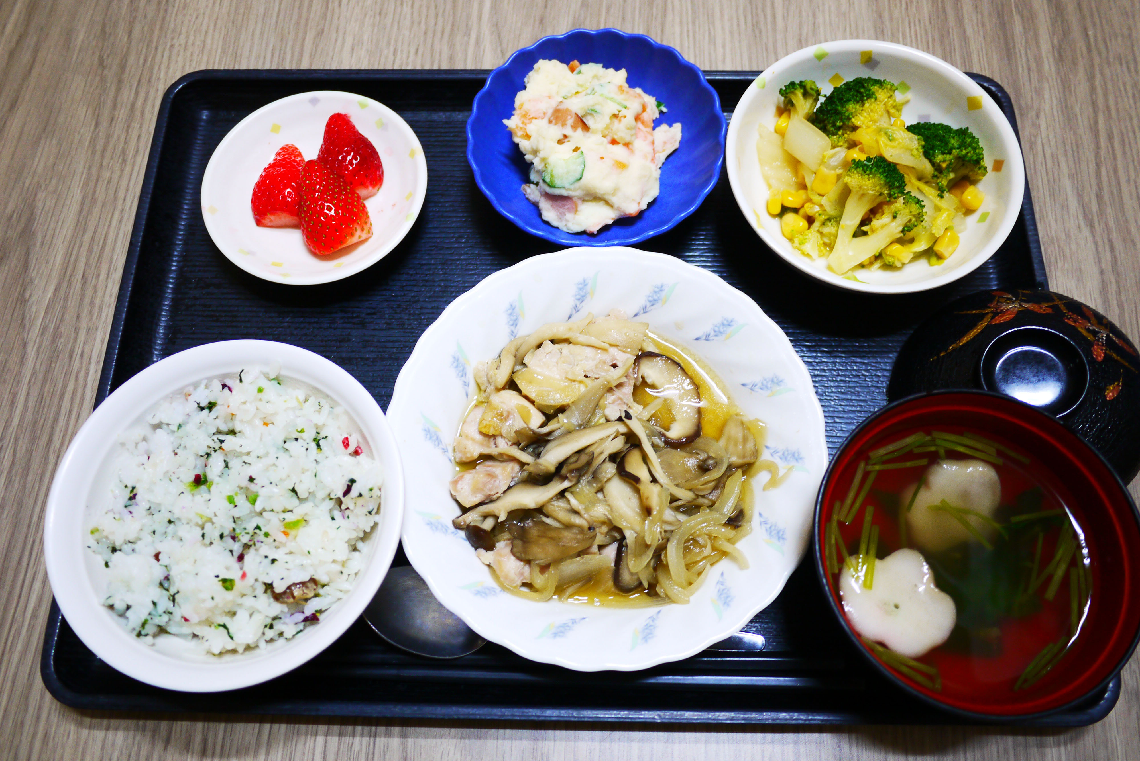 きょうのお昼ごはんは、大豆ご飯、鶏肉のきのこ蒸し、ポテトサラダ、花野菜、お吸い物、果物でした。