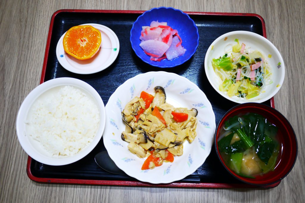 きょうのお昼ごはんは、鶏肉のみそ炒め、春雨サラダ、紅生姜大根、みそ汁、果物でした。