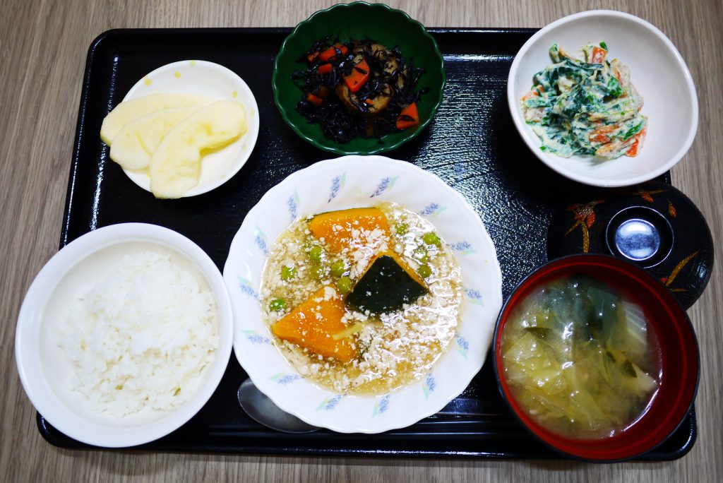 きょうのお昼ごはんは、かぼちゃのそぼろあん、白和え、ひじき煮、みそ汁、果物でした。