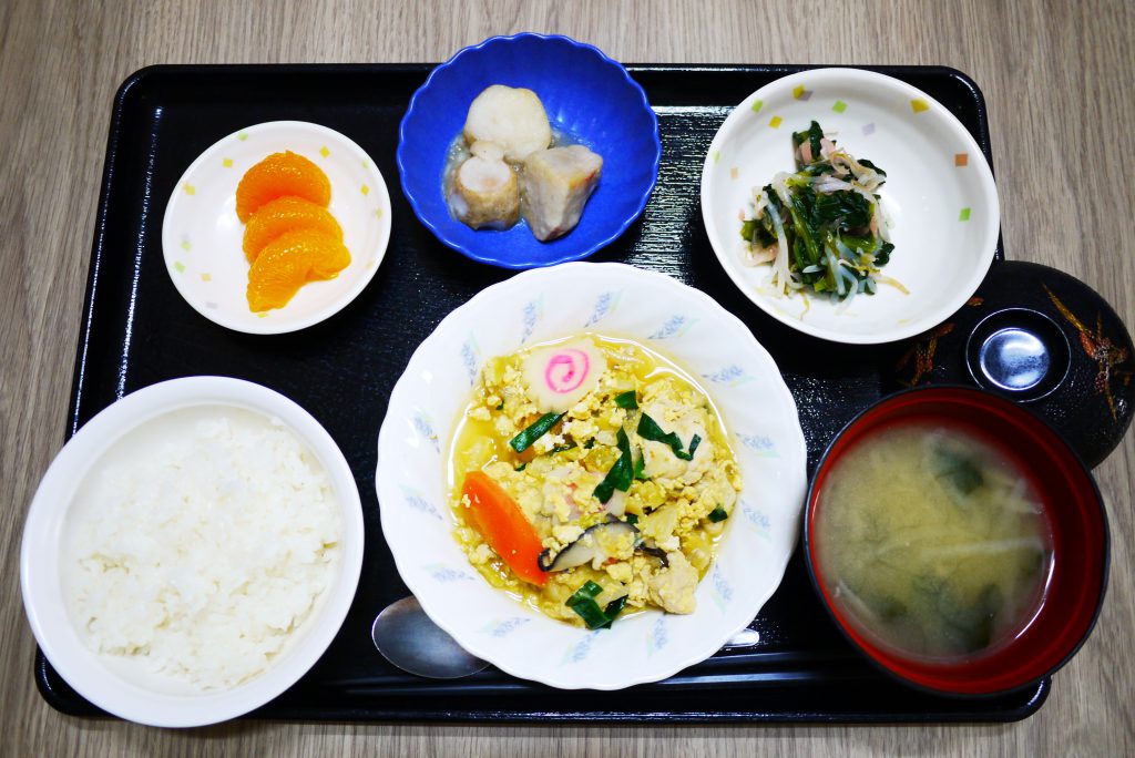 きょうのお昼ごはんは、親子煮、甘酢和え、里芋の煮ころがし、みそ汁、果物でした。