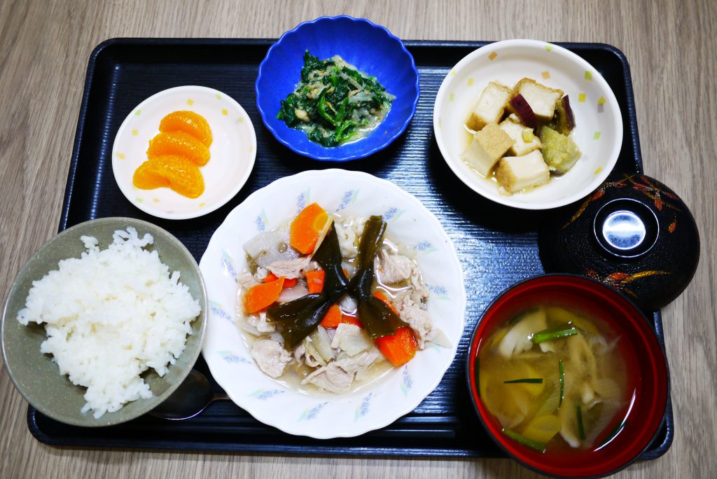 きょうのお昼ごはんは、和風ポトフ、ほうれん草のごま和え、厚揚げ煮、みそ汁、果物でした。