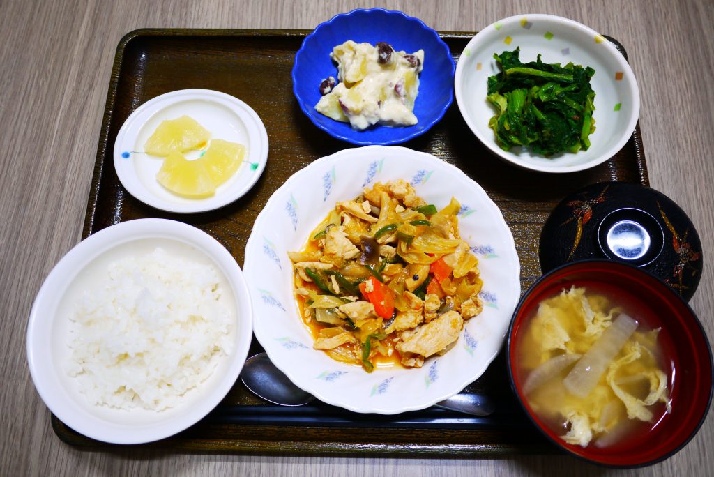 きょうのお昼ごはんは、鶏肉のｹﾁｬｯﾌﾟ炒め、甘ずっぱおさつサラダ、お浸し、みそ汁、果物でした。