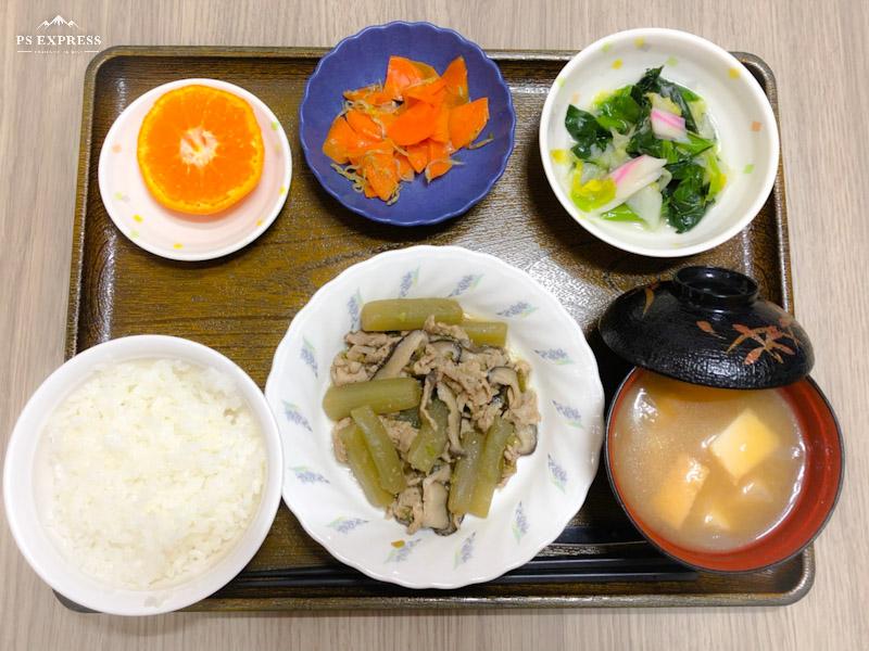 きょうのお昼ごはんは、 ふきと豚肉のほろ苦炒め、煮浸し、じゃこ人参、みそ汁、果物でした。