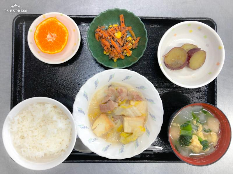 今日のお昼ごはんは、厚揚げと白菜の塩炒め、ごま和え、煮物、みそ汁、果物でした。