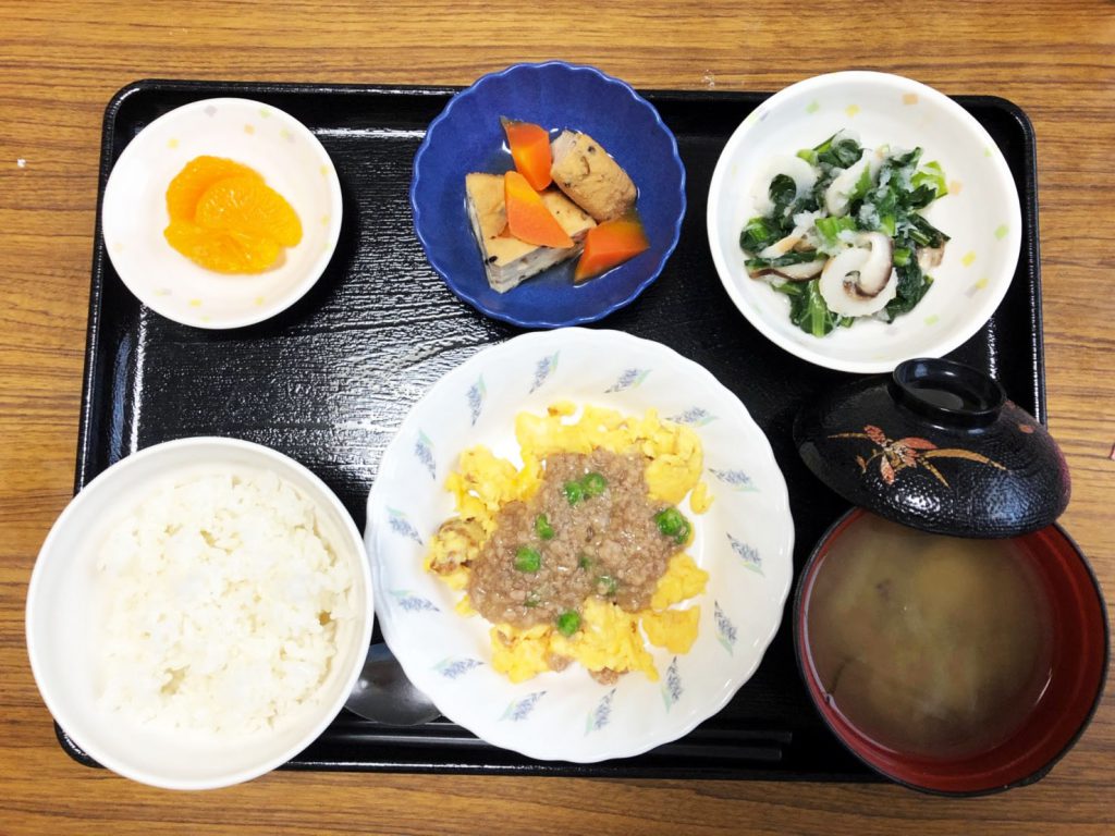 きょうのお昼ごはんは、麻婆炒り卵、小松菜とちくわのおろし和え、含め煮、みそ汁、果物でした。