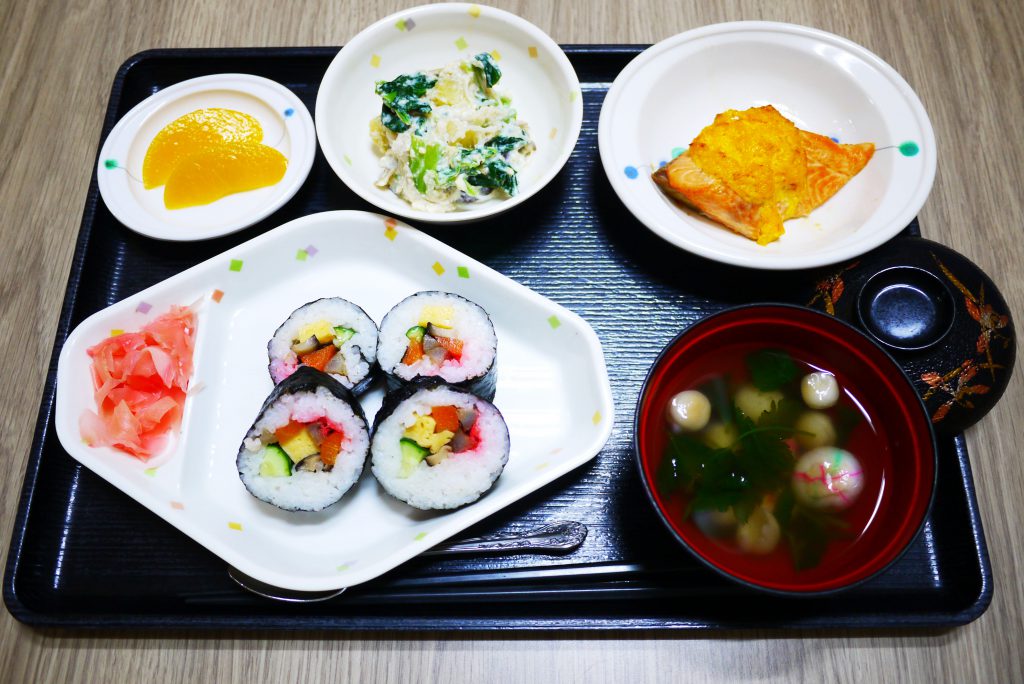 3月2日（土）のお昼ごはんは、のり巻きすし、焼き魚、白和え、お吸い物、果物でした。