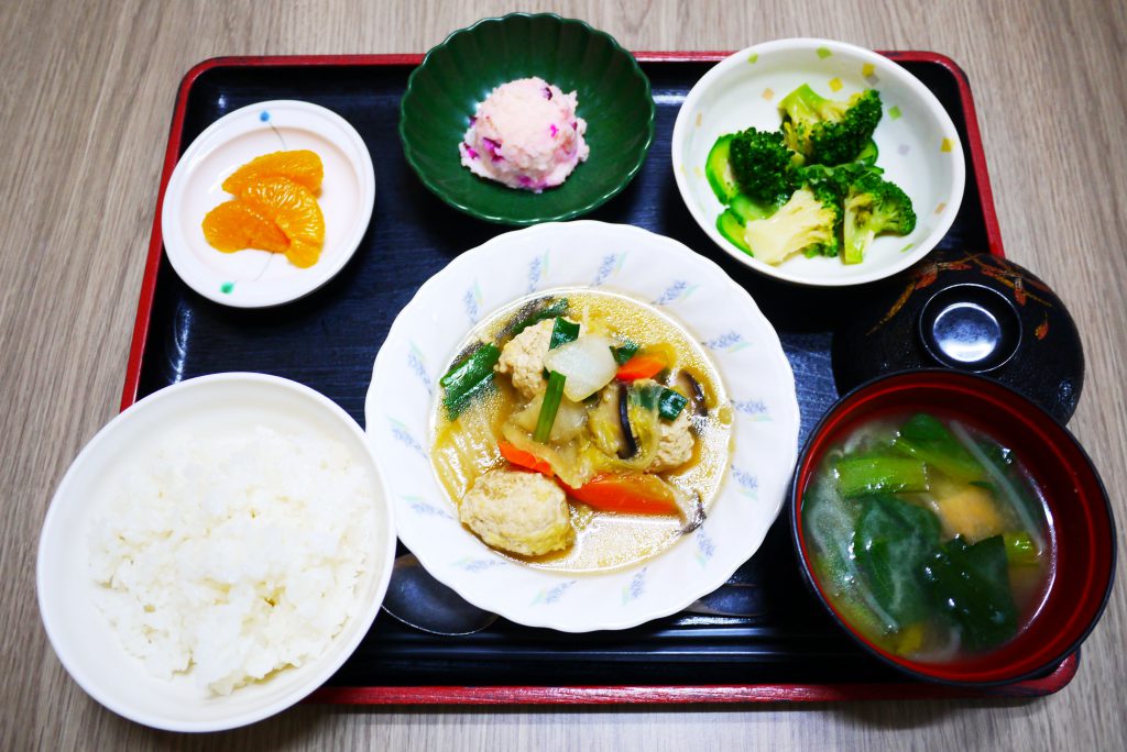 きょうのお昼ごはんは、肉団子と白菜の煮物、しば漬けポテト、生姜和え、みそ汁、果物でした。