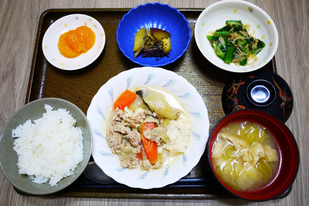 きょうのお昼ごはんは、肉豆腐、なめたけ和え、大学芋煮。、みそ汁、果物です。
