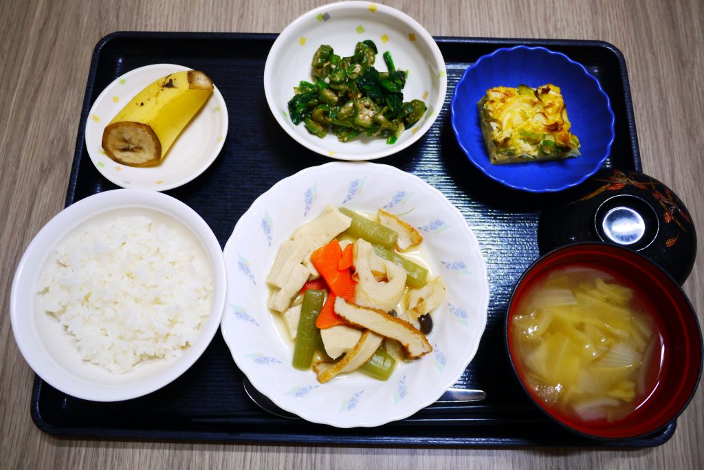 きょうのお昼ごはんは、炊き合わせ、梅おかか和え、ねぎ卵焼き、みそ汁、果物でした。