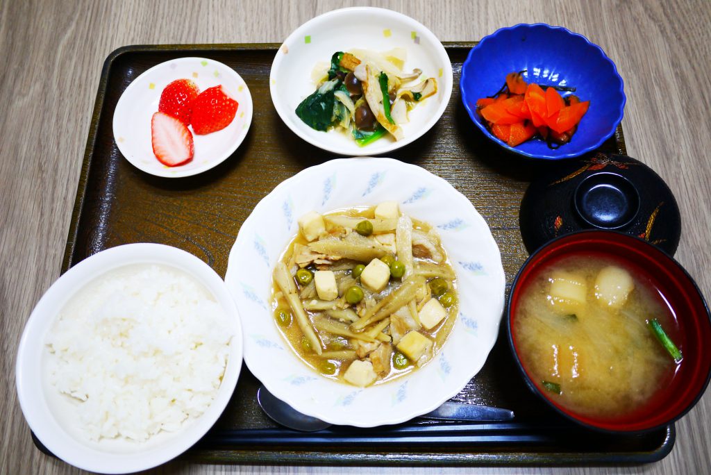 きょうのお昼ごはんは、豚肉とごぼうのみそ煮込み、塩昆布和え、煮浸し、みそ汁、果物でした。