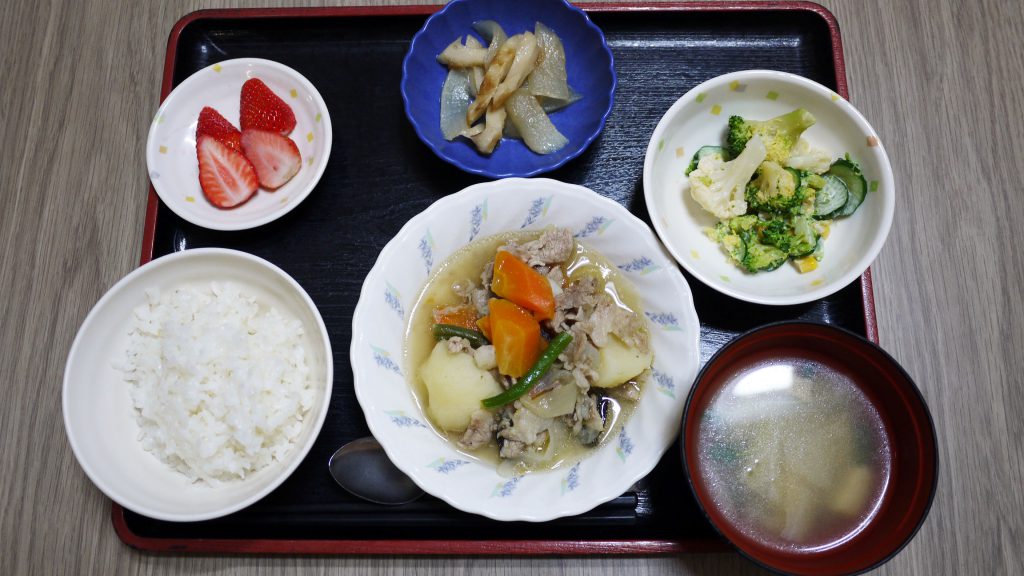 きょうのお昼ごはんは、塩肉じゃが、みそマヨ和え、ひじき煮、みそ汁、果物でした。