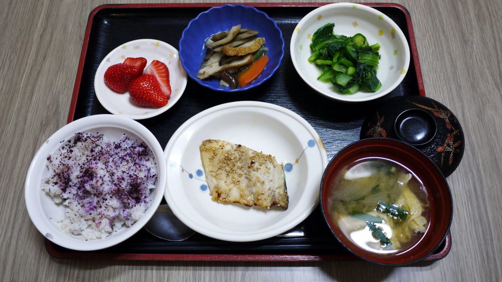 きょうのお昼ごはんは、焼き魚、含め煮、小松菜のからし和え、かき玉汁、果物でした。