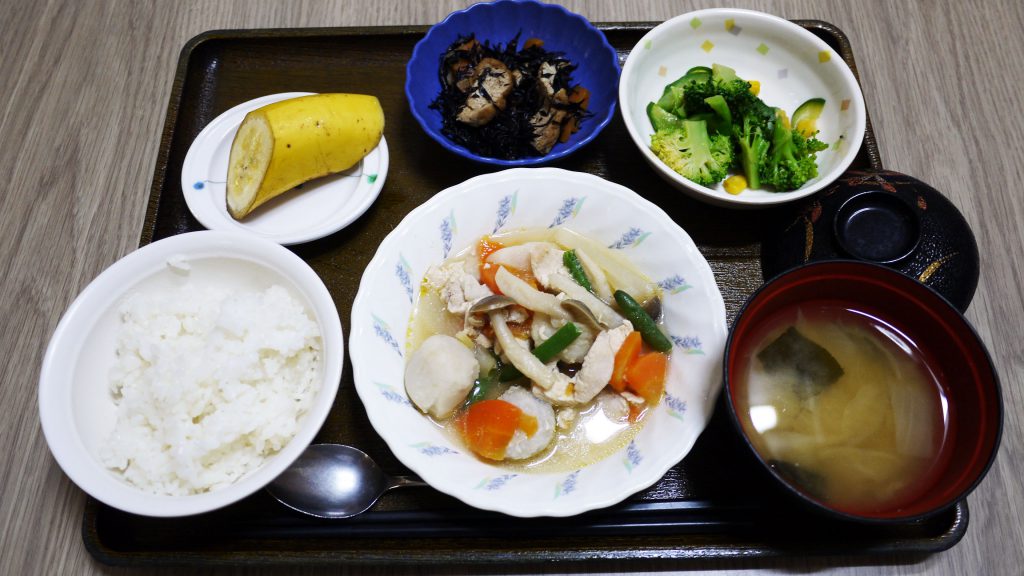 きょうのお昼ごはんは、鶏肉と里芋のみそ煮込み、わさび和え、煮物、みそ汁、果物でした。