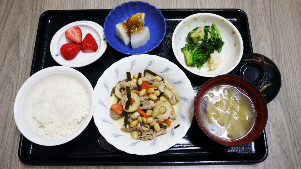 きょうのお昼ごはんは、大豆五目煮、和え物、ふろふき大根、みそ汁、果物でした。