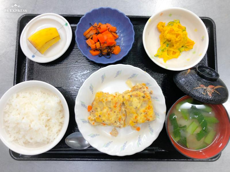 今日のお昼ごはんは、ツナハンバーグ、かぼちゃサラダ、塩昆布和え、みそ汁、果物でした。