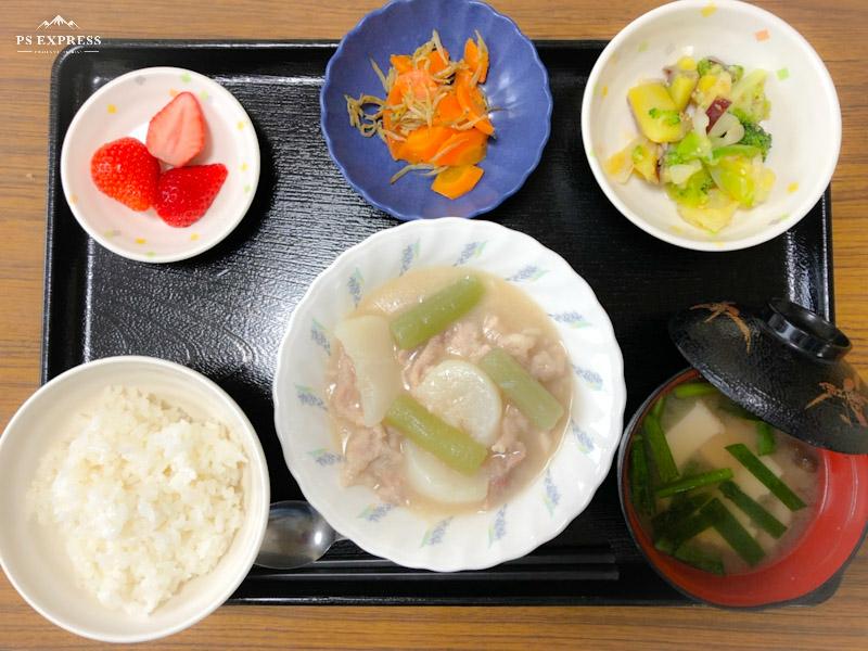 今日のお昼ごはんは、かぶと豚肉の治部煮風、和え物、じゃこ人参、みそ汁、果物でした。