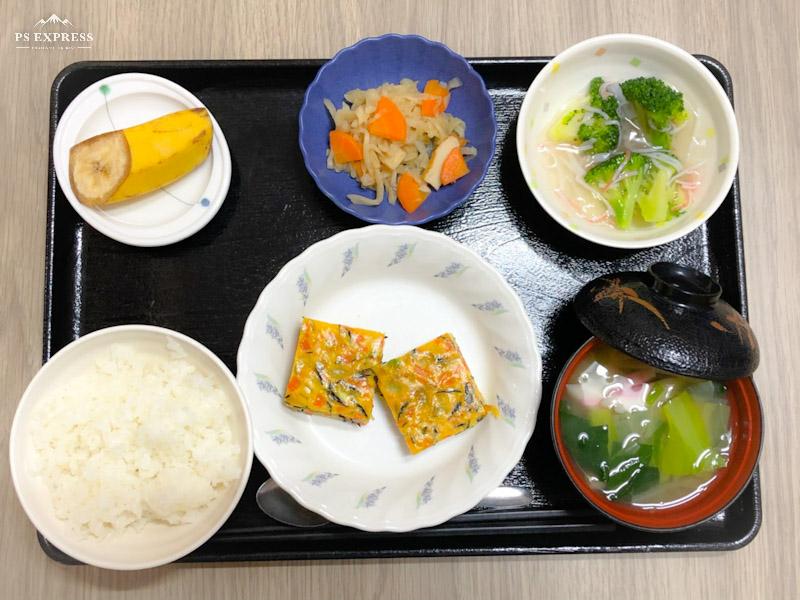 今日のお昼ごはんは、五目卵焼き、ブロッコリーのカニカマあん、切り干し煮、みそ汁、果物です。