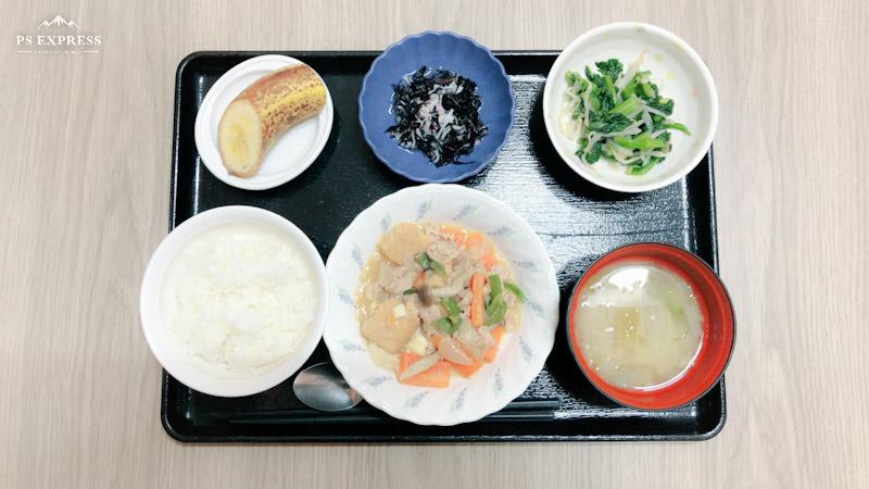 きょうのお昼ごはんは、豚肉と厚揚げの味噌炒め、お浸し、ひじきの酢の物、味噌、汁果物でした。