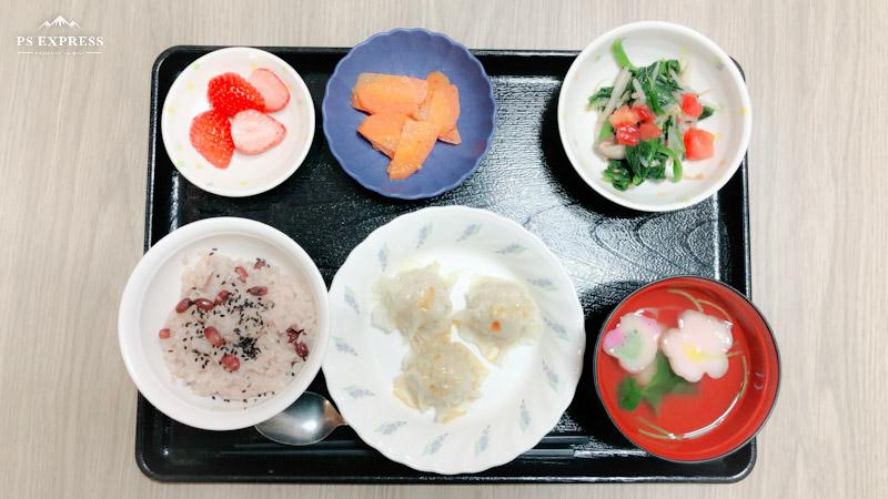 今日は、隣のこども園の卒園式。子供たちがデイサービスフロアーに卒園の報告に来てくれました。今日のお昼ごはんは、卒園祝いお赤飯、シューマイ、中華サラダ、人参のマスタード和え、お吸い物、果物でした。