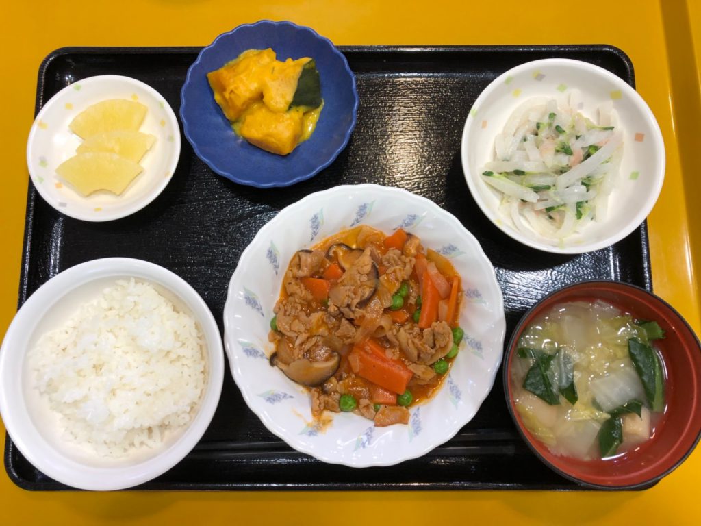 今日のお昼ごはんは、ポークチャップ、大根サラダ、かぼちゃミルク煮、みそ汁、果物でした。