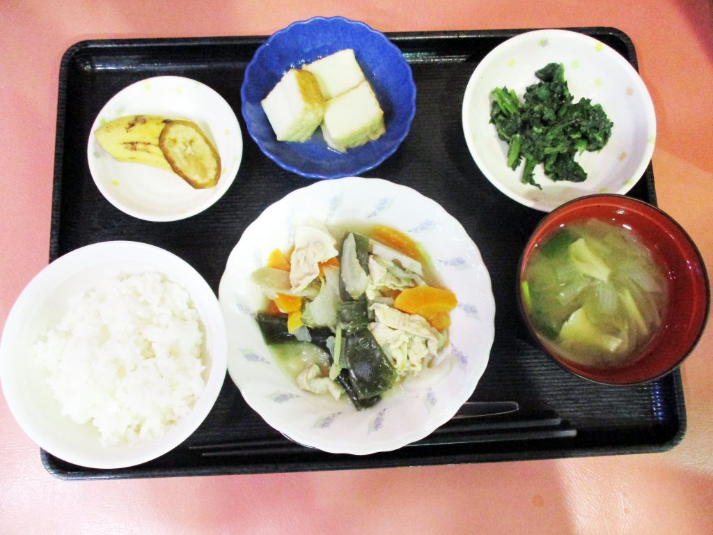 きょうのお昼ごはんは、和風ポトフ、青菜のごま和え、厚揚げの含め煮、みそ汁、くだものでした。