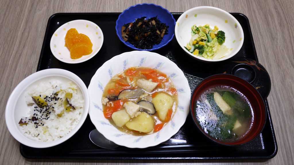 きょうのお昼ごはんは、吉野煮、みそマヨ和え、ひじき煮、みそ汁、くだものでした。